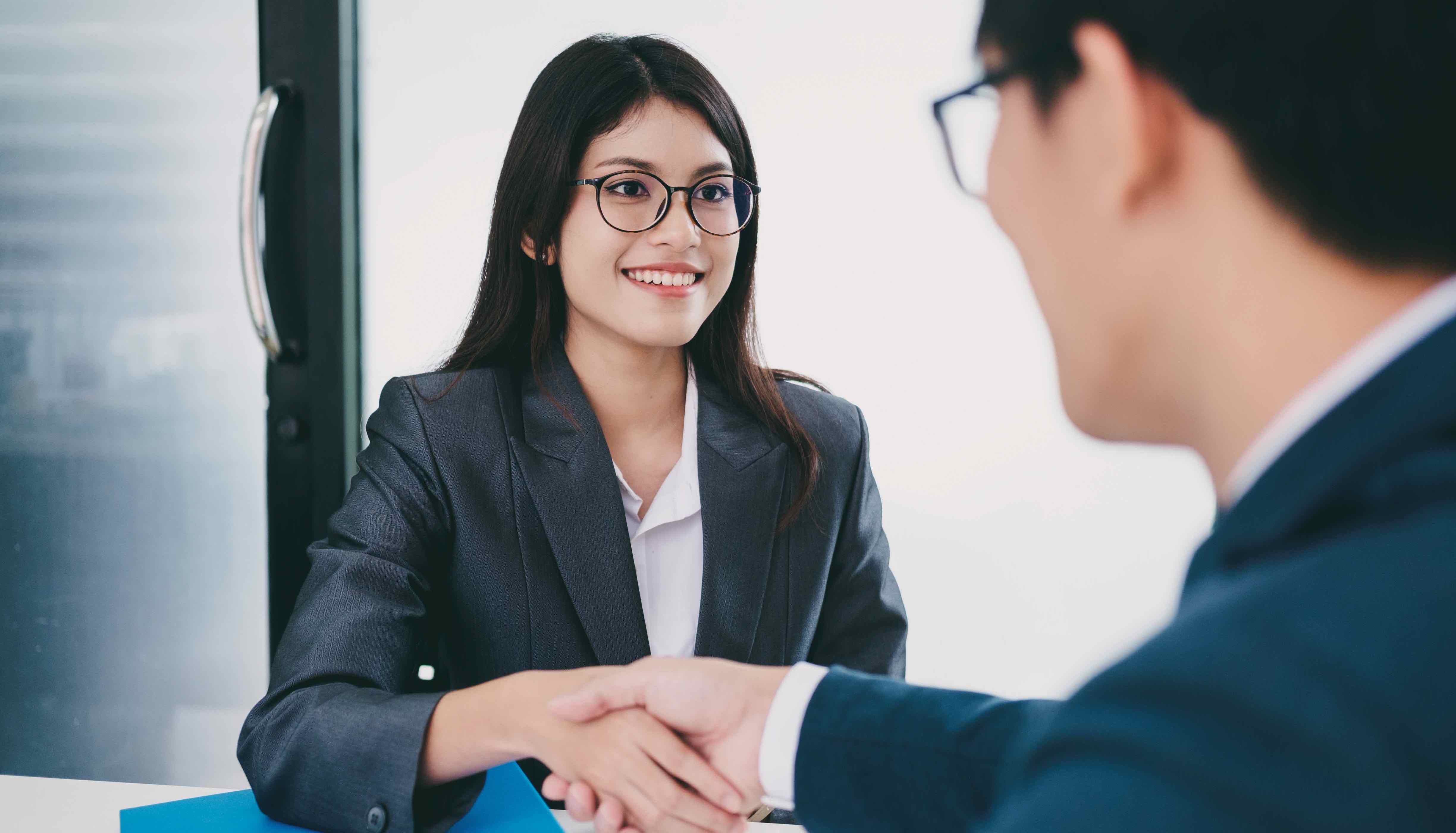 shaking-hands-with-trusted-advisor-to-find-job-after-college